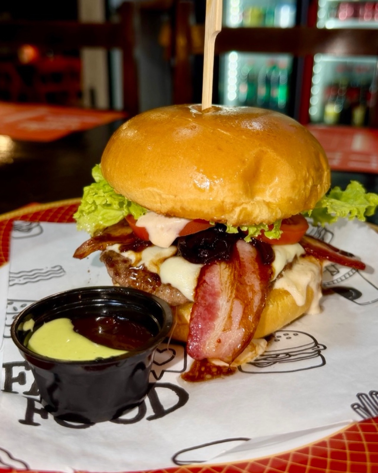Burger artesanal com bacon e molhos da casa