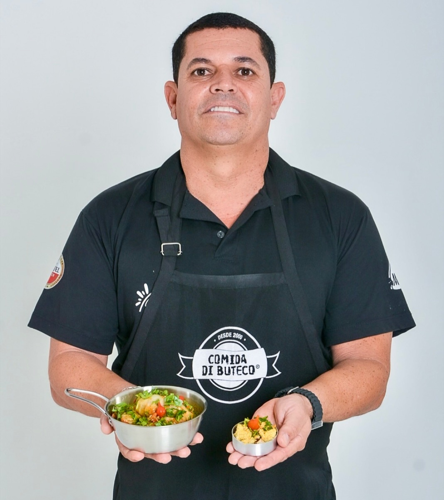 Juninho, dono do Juzé, segurando o petisco do Comida di Buteco