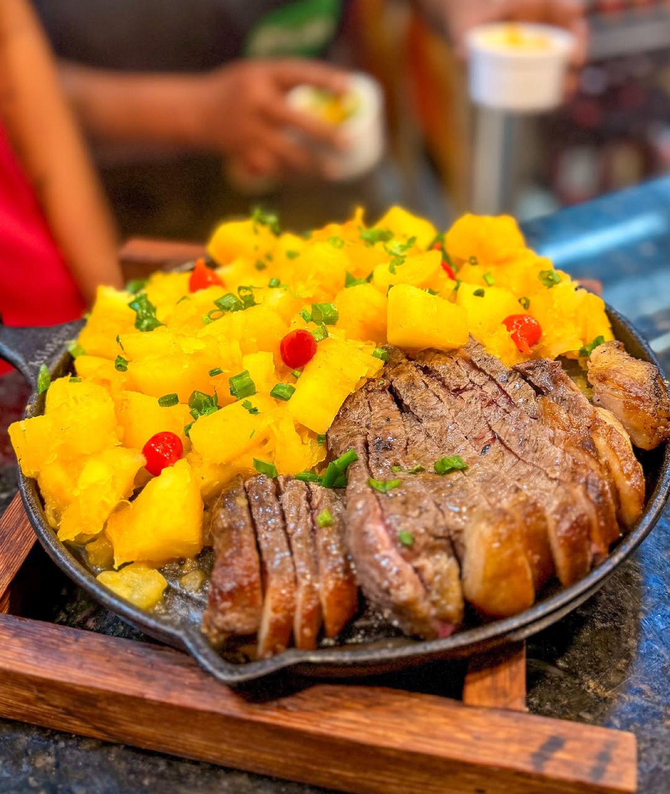Picanha fatiada na chapa com abacaxi e cereja